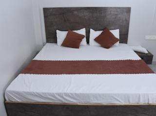 Madhav Guest House by Kashi Traveller Near Kaal bhairav and Kashi Vishwanath Temple - 2