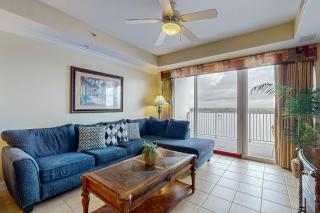 Lakefront condo with beautiful views, kitchen, AC, WiFi, gym, pool, & hot tub - 8