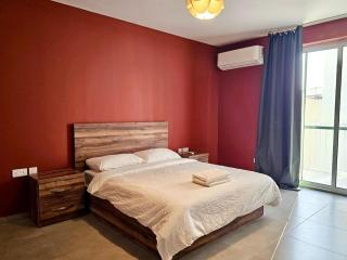 Spacious 3 Bedroom with Balcony & AC - 7