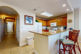 Lakefront resort near attractions with AC, kitchen, hot tub, pool & lake view - 2