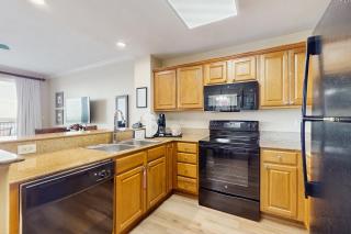 Luxury lakefront condo with balcony, jetted tub, heated pool & resort amenities - 7