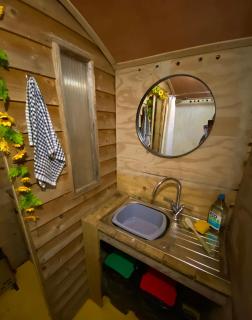 Shepherds hut near beach hot tub Lakeside - 4