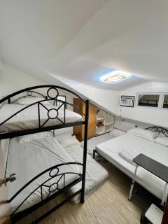 Cozy transient Fully-airconditioned Hot Shower - 4