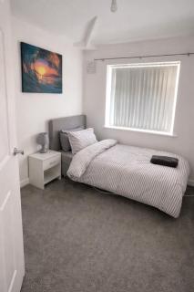 3 BR Contractor Stays Near HS2 Parking Wifi Tv - 4