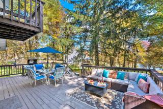 Private DockLakefrontHot TubKayaksFire Pit - 0