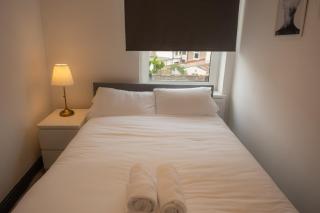 Stylish 3 Bed Flat, Near City - 8