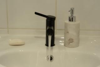 Stylish 3 Bed Flat, Near City - 5
