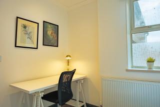 Stylish 3 Bed Flat, Near City - 2