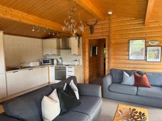 Meadowbrook Lodges - up to 20 guests - 8