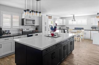 Villa Sorriso Stylish 3BR Home with Backyard Fun - 5