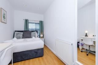 Spacious Liverpool Stay 6 Bedrooms - 8