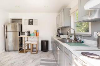 Entire 3bdr home w/parking, backyard, FirePit, BBQ - 8