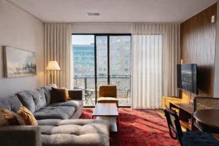 Walkers Point Designer 2BR · Prime Location with Balcony and Gym - 7