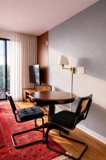 Walkers Point Designer 2BR · Prime Location with Balcony and Gym - 8