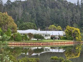 Kingfisher Lodge Waterfront Retreat - 6