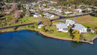 Kingfisher Lodge Waterfront Retreat - 4