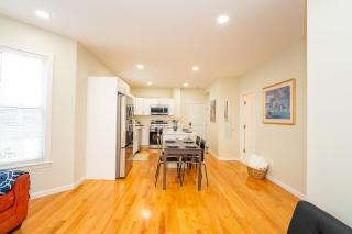 53 Cozy and Stylish 3BR Apt with Parking minutes Boston - 2