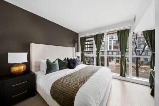 Lux Getaway Sleeps 16 Near the CN Tower - 9