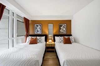 Lux Getaway Sleeps 16 Near the CN Tower - 6