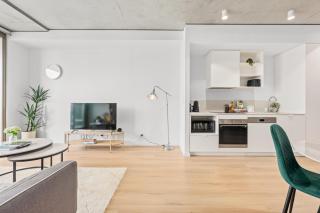 Chic Woden 1BR Near Hospital,Pool, Gym n Parking - 2