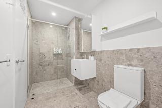 Chic Woden 1BR Near Hospital,Pool, Gym n Parking - 1