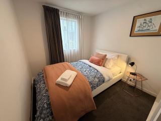 Latimer Retreat - Central Apartment Near Stadium - 6