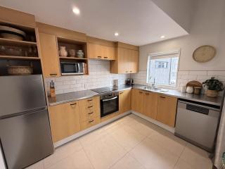 Latimer Retreat - Central Apartment Near Stadium - 4