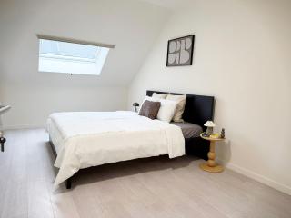 Private Room in 5BR & 1LR shared Aprt, near City Center with Kitchen & WiFi - 4