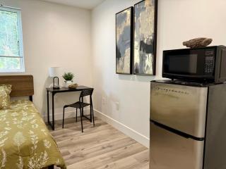 1112 W 40th Pl Rm8 - 1