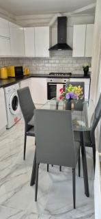 Spacious 3-Bedroom House with Parking & Garden - 4