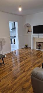 Spacious 3-Bedroom House with Parking & Garden - 0