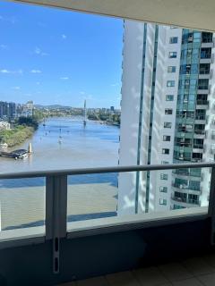Brisbane Skyline Escape - 3 BR with River Views - 2