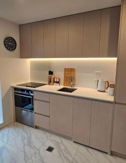 Free carpark with perfect inner city location - 4