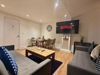 Modern 3BR CityApt - Parking - 65Inch 4KTV - Sleeps 8 - 0