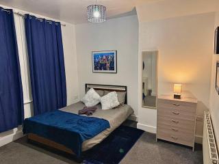 Modern 3BR CityApt - Parking - 65Inch 4KTV - Sleeps 8 - 8