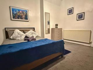 Modern 3BR CityApt - Parking - 65Inch 4KTV - Sleeps 8 - 5