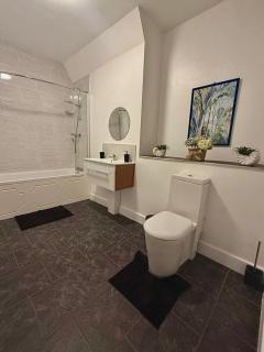 Modern 3BR CityApt - Parking - 65Inch 4KTV - Sleeps 8 - 1