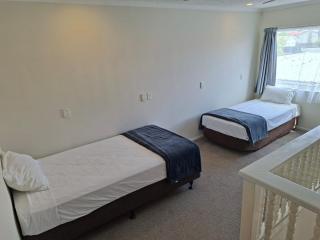 RotoVegas House - Huge house, hot tub & room for 20 guests! - 2