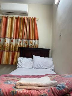 Quiet Private Room with Kitchen Access , Perfect for Travelers - 3