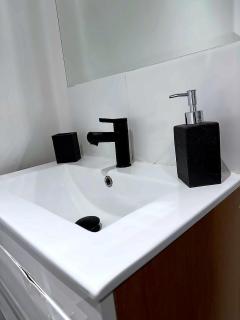 Cosy 1BR CityApt - Parking - 55Inch 4KTV - Sleeps 5 - 8