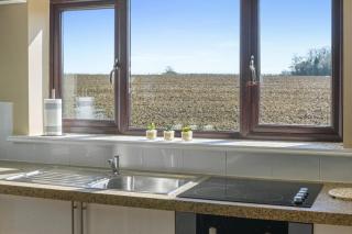 Pond View, Pet-Friendly, Two-Bedroom, Little Yeldham - 4