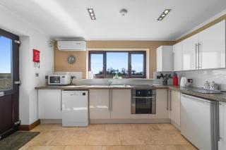 Pond View, Pet-Friendly, Two-Bedroom, Little Yeldham - 3