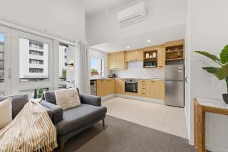 Central upstairs apartment next to Cathedral and Stadium, FREE carpark - 9