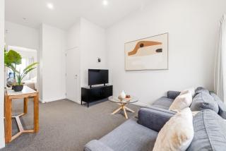 Central upstairs apartment next to Cathedral and Stadium, FREE carpark - 8