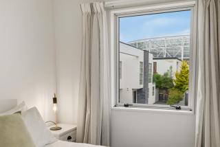 Central upstairs apartment next to Cathedral and Stadium, FREE carpark - 7