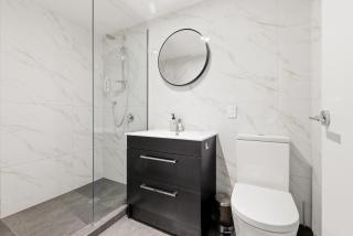 Central upstairs apartment next to Cathedral and Stadium, FREE carpark - 2