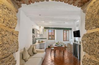 Old Town Apartments 50m Beach and Shop - 6