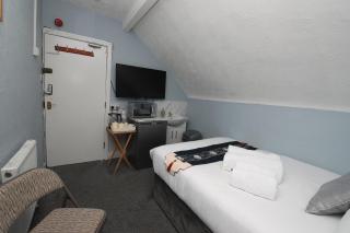 Woodville Lodge Leeds City Centre by OYO - 1