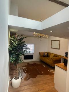 Rooftop One-Bedroom Apartment Near East Midlands Airport - 0