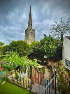 Rooftop One-Bedroom Apartment Near East Midlands Airport - 4